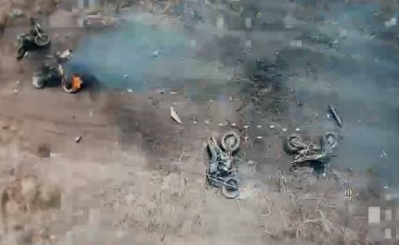 우크라이나군 진지를 공격하다 파괴된 러시아군 오토바이. 영상 캡처