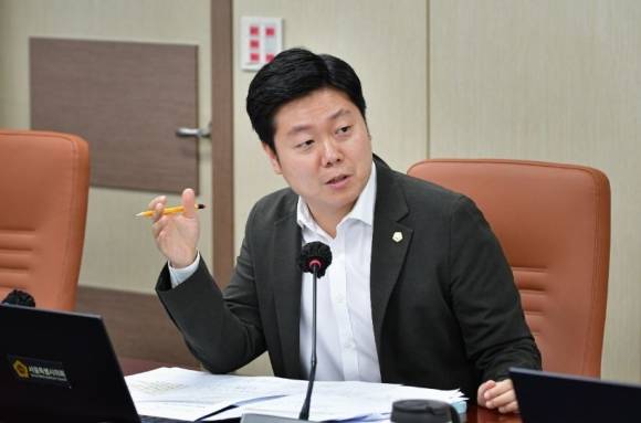 질의하는 김경훈 의원