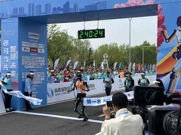 중국에서 세계 최초로 인간 마라톤 대회에 참가한 로봇 톈궁이 결승선을 통과하고 있다. 엑스 캡처