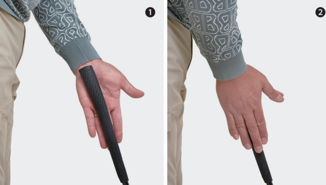 합장 그립 만들기. 손잡이 부분이 왼손의 중지와 생명선을 가로지르게 맞추고 오른손을 맞댄다.