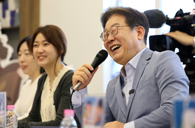 이재명 더불어민주당 대선 예비대표가 지난 18일 대구 북구 사회혁신커뮤니티연구소 협동조합 소이랩에서 열린 K-콘텐츠 기업 간담회에 참석해 발언하고 있다. 연합뉴스