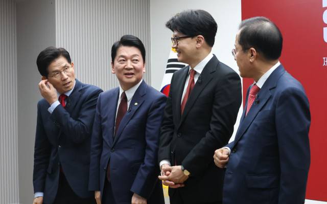 김문수(왼쪽부터), 안철수, 한동훈, 홍준표 국민의힘 대선 예비후보가 23일 서울 여의도 국민의힘 중앙당사에서 열린 2차 경선 토론회 미디어데이에서 기념촬영을 마친 뒤 대화를 하고 있다. 국회사진기자단