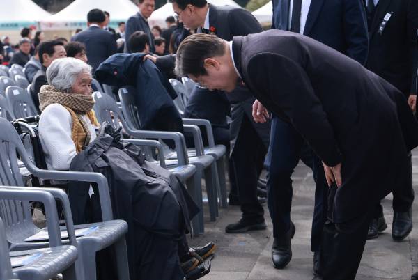 이재명 더불어민주당 대선 예비후보가 지난 3일 제주특별자치도 4·3 평화공원에서 열린 '77주년 4·3 희생자 추념식'에서 유가족에게 인사하고 있다. 연합뉴스