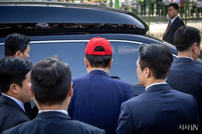 윤석열이 4월11일 서울 한남동 관저를 떠나고 있다. 그가 쓴 빨간 모자는 지지자에게 선물받은 것이다. ⓒ시사IN 박미소