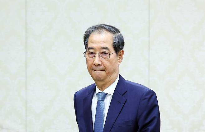 한덕수 대통령 권한대행 국무총리가 4월10일 정부서울청사에서 국정현안관계장관회의에 입장하고 있다.ⓒ대통령실통신사진기자단
