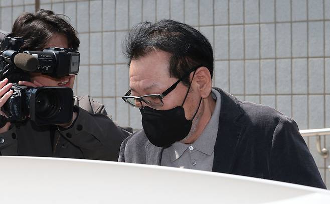 2018년 지방선거 당시 불법 정치자금을 수수한 혐의로 기소된 무속인 '건진법사' 전성배 씨가 4월7일 서울 양천구 남부지방법원에서 열린 불법 정치자금 수수 의혹 관련 재판을 마친 뒤 법원 청사를 나와 차량에 탑승하고 있다. ⓒ연합뉴스