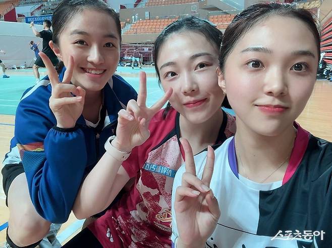 1992바르셀로나올림픽 여자복식 금메달리스트 정소영 성심여고 감독의 세 딸은 모두 대를 이어 라켓을 잡았다. 장녀 김혜정(가운데), 차녀 김소정(오른쪽), 막내 김유정(왼쪽) 모두 실업무대 입성에 성공했다. 김혜정과 김유정은 국가대표로도 활약하고 있다. 사진제공｜정소영 성심여고 감독