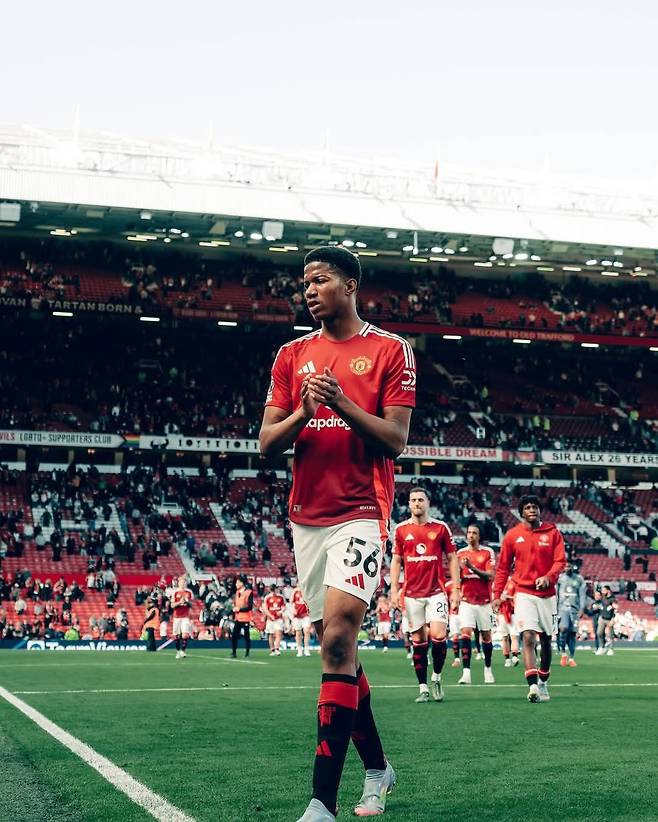 맨체스터 유나이티드 선수들이 20일(한국시간) 안방 올드 트래포드에서 열린 EPL 홈경기에서 울버햄턴에 패한 뒤 침통한 표정으로 그라운드를 빠져나가고 있다. 사진출처|맨체스터 유나이티드 SNS