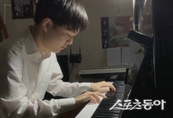 정민성 군이 피아노 연주를 하고 있다. 사진제공 ㅣ 죽도 피아노 살롱