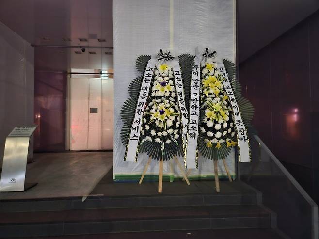 ‘루머 방관 그만 하고 고소해!’ 차은우 또 그가 소속된 그룹 아스트로의 국내외 팬덤이 사이버 렉카, 악플러 등에 강력 법적 대응을 요구하는 일명 근조화환 시위를 이들 소속사 판타지오 사옥 앞에서 전개해 화제다.  사진제공|차은우 아스트로 팬덤