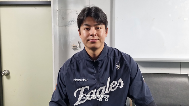 노시환이 지난 22일 부산 사직구장에서 인터뷰하며 포즈를 취하고 있다. 부산|배재흥 기자