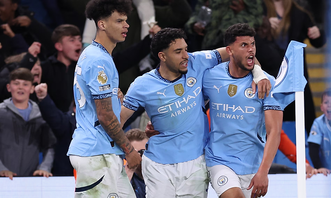 맨시티 마테우스 누네스(오른쪽)가 23일 애스턴 빌라와의 프리미어리그 홈 경기에서 후반 추가 시간 결승 골을 넣은 뒤 팀 동료들과 기뻐하고 있다. 게티이미지코리아