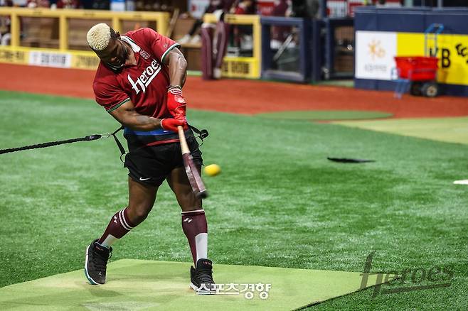 키움 야시엘 푸이그가 지난 22일 두산과의 경기 전 허리에 밴드를 묶고 타격 훈련을 하고 있다. 키움 히어로즈 제공