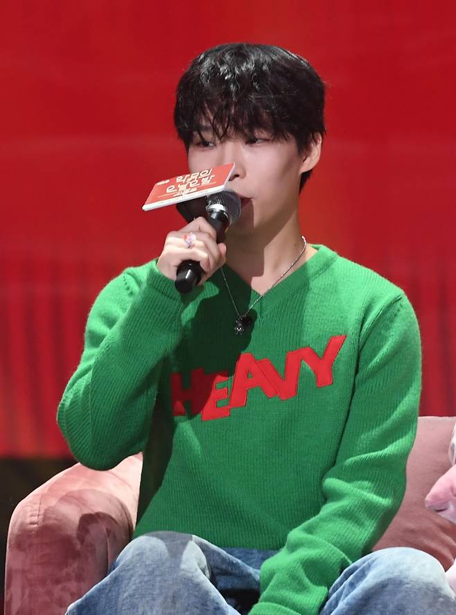 악뮤 이찬혁이 29일 오후 서울 영등포구 여의도동 KBS신관 아트홀에서 열린 KBS2TV '더 시즌즈-악뮤의 오날오밤' 제작발표회에서 인사말을 하고 있다.  '더 시즌즈'는 KBS 심야 음악 프로그램 최초로 ‘연간 프로젝트’라는 색다른 방식을 도입해, 2023년 한해 동안 네 명의 MC가 각자 자신의 이름을 건 시즌을 맡아 총 4시즌을 이어서 진행하는 뮤직 토크쇼로 전임 MC 박재범과 최정훈에 이어 세 번째 시즌의 MC로 악뮤가 출격한다. 내달 9월 1일 밤 10시 첫 방송. /사진=머니S 장동규 기자