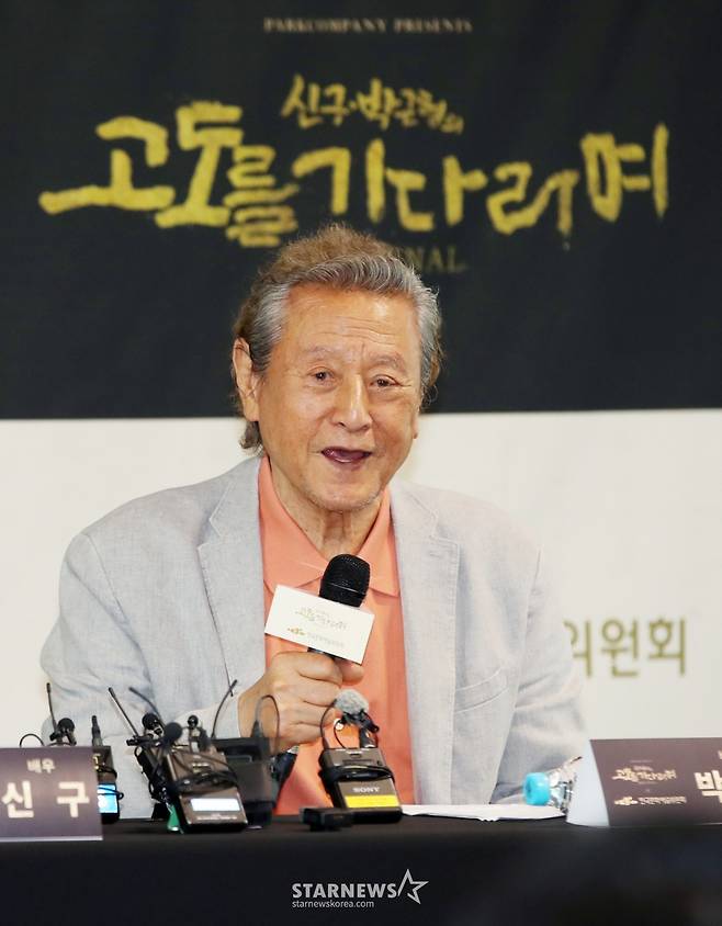 배우 박근형이 23일 서울 종로구 예술가의 집에서 진행된 연극 '고도를 기다리며' 기자간담회에 참석해 질의응답을 하고 있다.  연극 '고도를 기다리며'는 배우 신구, 박근형의 마지막 동반 무대를 맞이하며 청년 예술가 지원에 힘쓰는 아르코와의 협업을 통해 특별 기부 공연으로 진행된다. 이번 공연은 오는 5월 13일 오후 7시, 국립극장 달오름극장에서 단 하루 진행된다. /2025.04.23 /사진=김휘선 hwijpg@