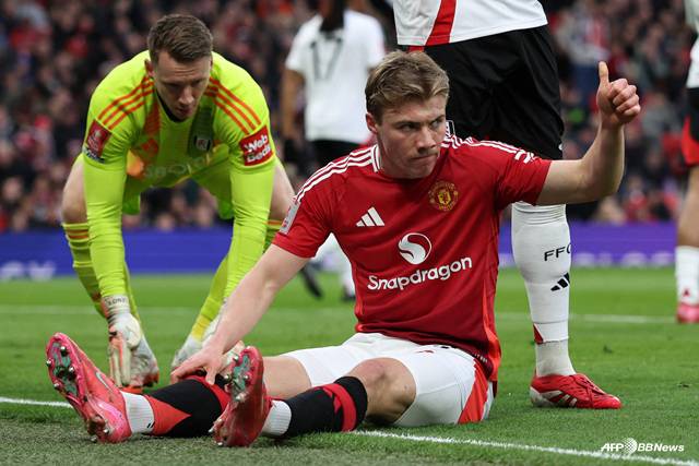 라스무스 호일룬(가운데). /AFPBBNews=뉴스1