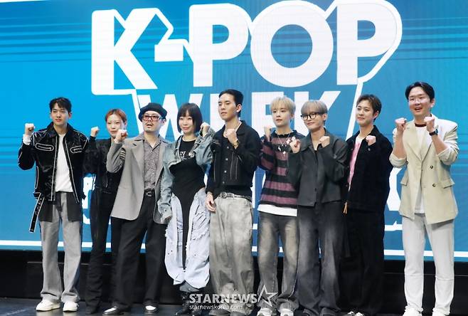 류필립, 군조크루, 김시훈, 강현우, 양승호, 윤형빈이 23일 오후 서울 마포구 H-STAGE에서 진행된  'K팝 위크 인 홍대' 개최 기자간담회에 참석해 포즈를 취하고 있다.  ‘더 가까이, 더 진심으로’라는 슬로건 아래 대형 공연장 위주의 K팝 시장에 소극장 기반 라이브 공연 문화를 확산시키겠다는 취지로 마련된 'K팝 위크 인 홍대'는 엠블랙 양승호, CLC 예은, 틴탑 천지, 루네이트, 남태현 등 다양한 아티스트들이 5월 3일, 10일 11일에 홍대 일대 여러 소극장에서 공연을 선보인다. /2025.04.23 /사진=이동훈 photoguy@