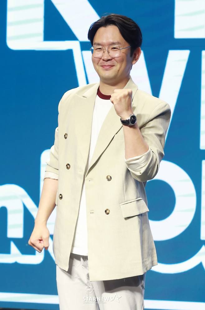 코미디언 윤형빈이 23일 오후 서울 마포구 H-STAGE에서 진행된  'K팝 위크 인 홍대' 개최 기자간담회에 참석해 포즈를 취하고 있다.  ‘더 가까이, 더 진심으로’라는 슬로건 아래 대형 공연장 위주의 K팝 시장에 소극장 기반 라이브 공연 문화를 확산시키겠다는 취지로 마련된 'K팝 위크 인 홍대'는 엠블랙 양승호, CLC 예은, 틴탑 천지, 루네이트, 남태현 등 다양한 아티스트들이 5월 3일, 10일 11일에 홍대 일대 여러 소극장에서 공연을 선보인다. /2025.04.23 /사진=이동훈 photoguy@