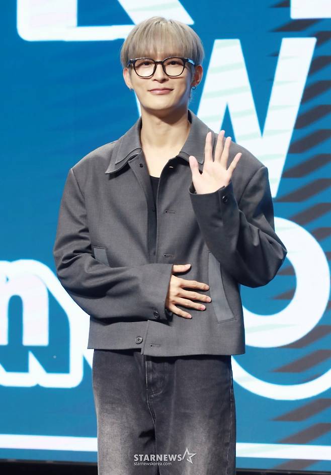 가수 강현우가 23일 오후 서울 마포구 H-STAGE에서 진행된  'K팝 위크 인 홍대' 개최 기자간담회에 참석해 포즈를 취하고 있다.  ‘더 가까이, 더 진심으로’라는 슬로건 아래 대형 공연장 위주의 K팝 시장에 소극장 기반 라이브 공연 문화를 확산시키겠다는 취지로 마련된 'K팝 위크 인 홍대'는 엠블랙 양승호, CLC 예은, 틴탑 천지, 루네이트, 남태현 등 다양한 아티스트들이 5월 3일, 10일 11일에 홍대 일대 여러 소극장에서 공연을 선보인다. /2025.04.23 /사진=이동훈 photoguy@