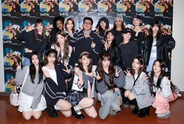 방시혁이 하이브 소속 걸그룹들과 단체 사진을 찍었다. 사진ㅣ방시혁 SNS