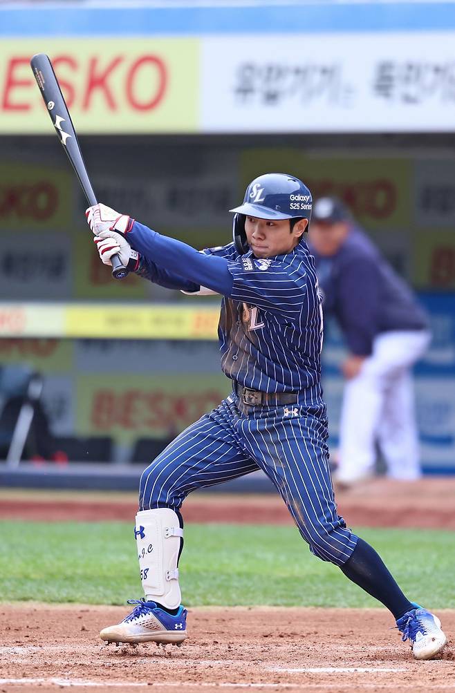 삼성 라이온즈 김지찬이 부상 복귀전이었던 지난 20일 대구 롯데 자이언츠전에서 타격하고 있다. 삼성 라이온즈