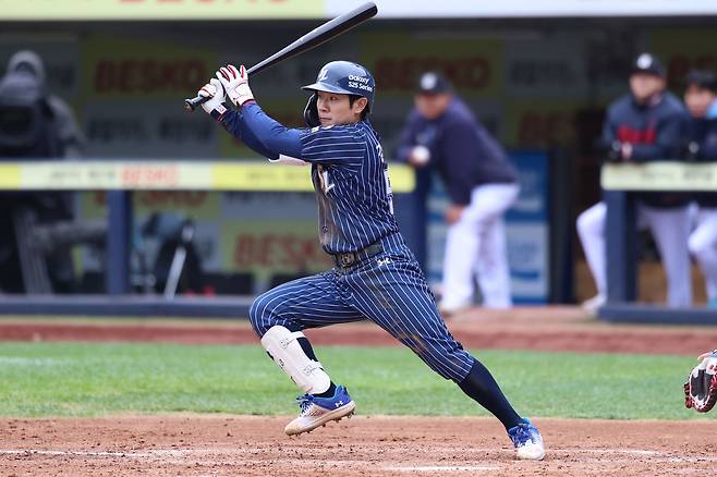 삼성 라이온즈 김지찬이 부상 복귀전이었던 지난 20일 대구 롯데 자이언츠전에서 타격하고 있다. 삼성 라이온즈
