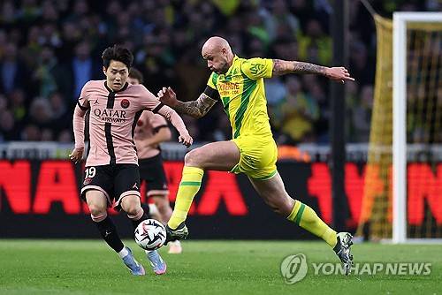 루이스 엔리케 감독이 이끄는 PSG가 23일(한국시간) 프랑스 낭트에 있는 스타드 드라 보주아에서 열린 낭트와의 2024-2025시즌 리그1 29라운드 순연 경기에서 1-1로 비겼다.&nbsp;이강인도 지난 르아브르전에 이어 2경기 연속 선발 출장하면서 기회를 받았다. 나아가 리그 6호 도움을 기록해 지난 2022-2023시즌 마요르카(스페인)에서 기록한 자신의 커리어 하이 기록과 타이를 이뤘다.&nbsp;연합뉴스