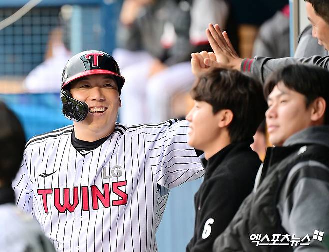 LG 외야수 김현수(왼쪽 첫 번째)는 23일 잠실구장에서 열린 '2025 신한 SOL Bank KBO 리그' NC와 주중 3연전 두 번째 경기에서 7회말 대타로 교체 출전했다. 승리에 쐐기를 박은 2타점 적시타로 공격에 활력을 불어넣었다. 엑스포츠뉴스 DB