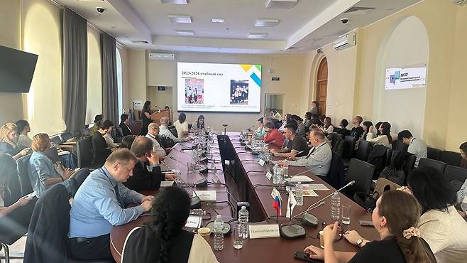 제11회 전러시아 한국어교수협의회 학술세미나 (모스크바=연합뉴스) 최인영 특파원 = 21일(현지시간) 모스크바국립언어대에서 러시아 33개 대학·연구소 소속 한국 전문가 70여명이 참석한 가운데 열린 제11회 전러시아 한국어교수협의회 학술세미나 모습. [한국국제교류재단(KF) 모스크바사무소 제공] abbie@yna.co.kr (끝)