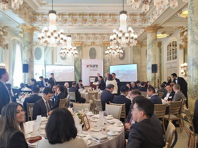 무역보험공사 워싱턴지사 개소식  (워싱턴=연합뉴스) 조준형 특파원 = 도널드 트럼프 미국 대통령이 촉발한 관세 전쟁이 심화하는 가운데, 한국 기업의 무역과 대외 투자를 지원하는 한국무역보험공사가 22일(현지시간) 워싱턴DC 시내 한 호텔에서 워싱턴 지사 개소식을 열고 업무를 본격 시작했다. 2025.4.23 jhcho@yna.co.kr