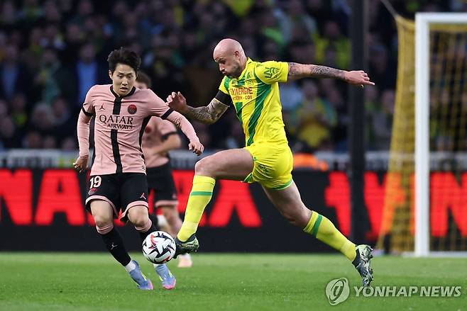 PSG 이강인(왼쪽)이 낭트와 경기에서 상대를 마크하는 모습. [로이터=연합뉴스]
