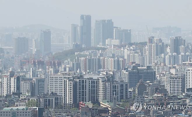 토허제 '한 달 해제' (서울=연합뉴스) 이재희 기자 = 20일 서울 남산에서 바라본 시내 아파트 단지의 모습. 한국부동산원의 전국주택가격 동향 조사에 따르면 강남 토지거래허가구역 해제 기간 동안 강남3구를 중심으로한 아파트값이 급등한 것으로 조사됐다. 이 중 올해 1분기 송파구 아파트값은 전국 시군구 가운데 최고 상승률을 기록했다. 2025.4.20 scape@yna.co.kr