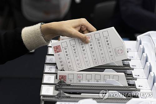 제21대 대통령 선거 투·개표 절차 시연회     (과천=연합뉴스) 서명곤 기자 = 10일 경기도 과천시 중앙선거관리위원회에서 열린 제21대 대통령 선거 투·개표 절차 시연회에서 투표지 분리기를 통과한 투표지를 꺼내고 있다. 2025.4.10 [공동취재]
    seephoto@yna.co.kr