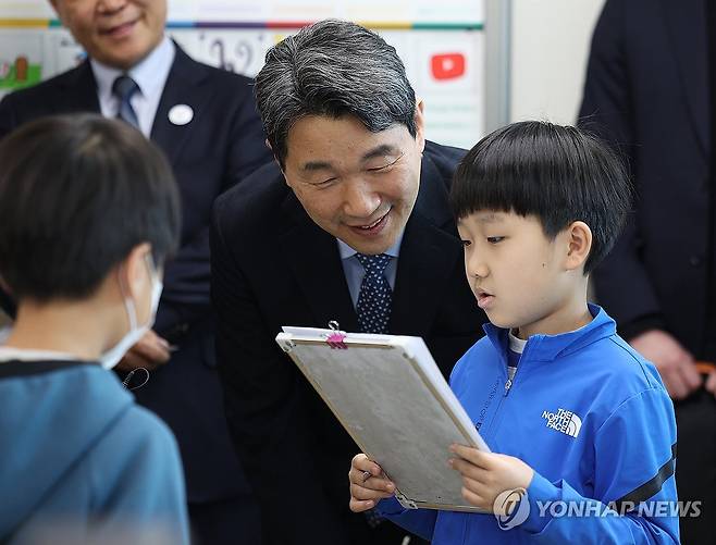AI 교과서 수업 살펴보는 이주호 부총리 (대구=연합뉴스) 윤관식 기자 = 이주호 사회부총리 겸 교육부 장관이 10일 대구 달성군 가창면 용계초등학교에서 열린 인공지능디지털교과서(AIDT) 공개수업을 참관하고 있다. 2025.4.10 psik@yna.co.kr