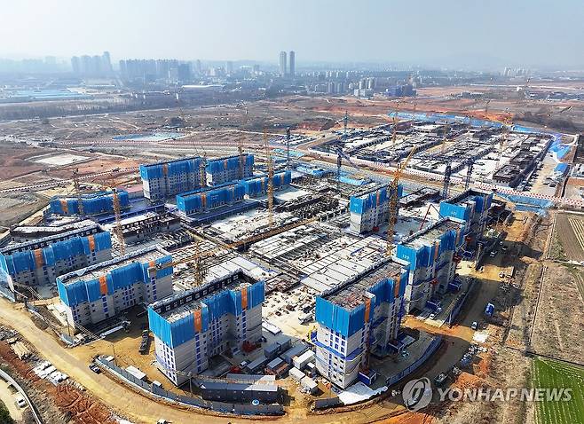 건설노조 총파업 공사 멈춘 현장 (장성=연합뉴스) 조남수 기자 = 전국건설노조 광주전남지부가 21일 오후 광주시청 앞에서 총파업 결의대회를 연다. 사진은 이날 전남 장성 진원면의 아파트 건설 현장. 2025.3.21 iso64@yna.co.kr