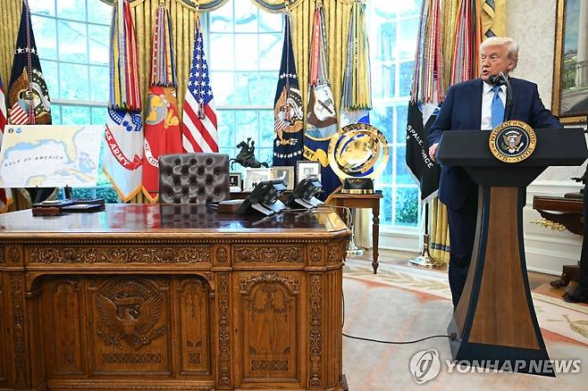 백악관 집무실에서 취재진과 문답하는 트럼프 미 대통령 [워싱턴 AFP=연합뉴스. 재판매 및 DB 금지]