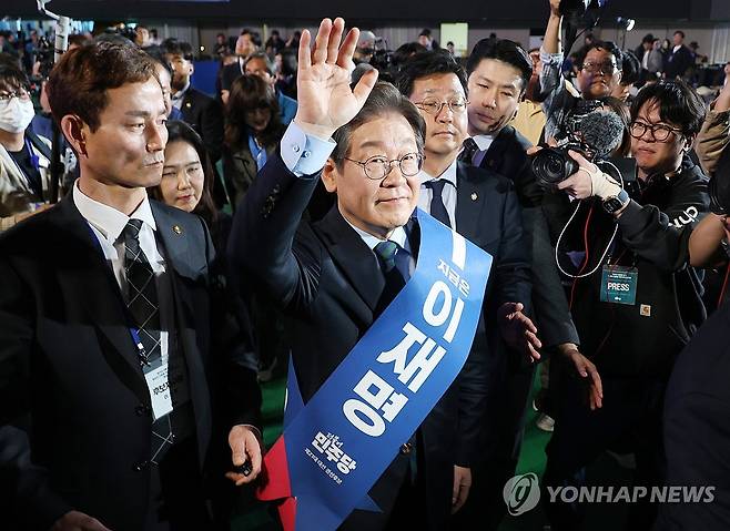 충청 경선 압승 후 인사하는 이재명 [연합뉴스 자료사진]