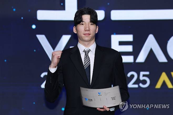 정규리그 MVP 현대캐피탈 허수봉 (서울=연합뉴스) 신현우 기자 = 14일 서울 서대문구 스위스그랜드호텔에서 열린 프로배구 도드람 2024-2025 V리그 시상식에서 현대캐피탈 허수봉이 남자부 정규리그 MVP를 수상한 뒤 기념 촬영하고 있다. 2025.4.14 nowwego@yna.co.kr