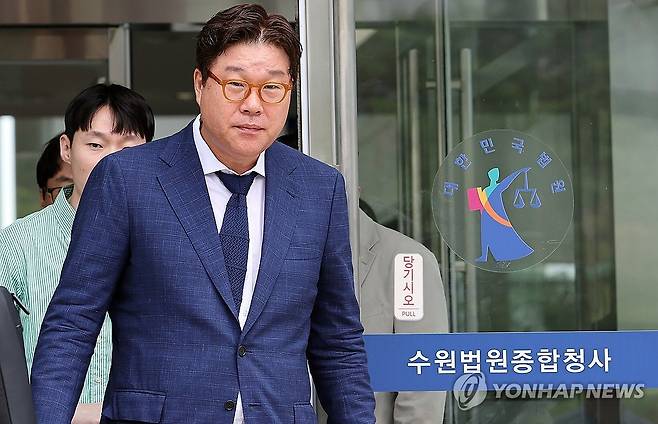 법원 나서는 김성태 (수원=연합뉴스) 권준우 기자 = 5개 비상장회사 자금 500억원대 횡령 및 800만 달러 대북송금 혐의 등으로 기소돼 1심에서 징역 2년 6월의 실형과 징역 1년에 집행유예 2년을 각각 선고받은 김성태 쌍방울 그룹 전 회장이 지난해 7월 12일 오후 선고 공판이 열린 경기도 수원시 영통구 수원지방법원을 빠져나오고 있다. 2024.7.12 stop@yna.co.kr