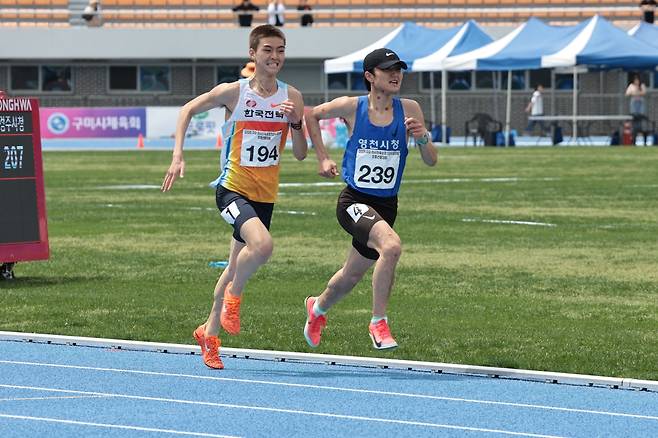 역주하는 박재우 (서울=연합뉴스) 박재우(오른쪽)가 23일 경북 구미시민운동장에서 열린 2025 구미 아시아육상선수권 최종 선발대회 남자 5,000ｍ에서 역주하고 있다. [대한육상연맹 제공. 재판매 및 DB금지]