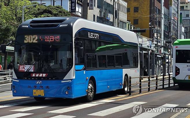 제주 시청 앞 버스 정류장의 시내버스  2025.4. [연합뉴스 자료사진]