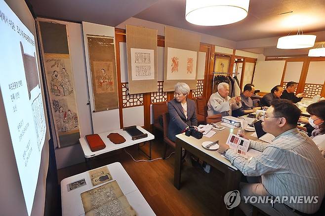 명주사 고판화박물관, '동아시아 미공개 고판화 명품전' 기자간담회 (서울=연합뉴스) 진연수 기자 = 23일 오후 서울 종로구 선천에서 열린 명주사 고판화박물관 '동아시아 미공개 고판화 명품전' 기자간담회에서 한선학 원주 명주사 고판화박물관장이 주요 작품을 소개하고 있다. 2025.4.23 jin90@yna.co.kr