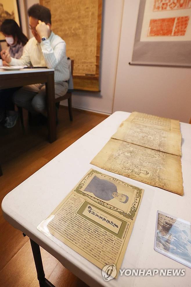 안중근 의사 관련 엽서 공개 (서울=연합뉴스) 진연수 기자 = 23일 오후 서울 종로구 선천에서 열린 명주사 고판화박물관 '동아시아 미공개 고판화 명품전' 기자간담회에 안중근 의사 관련 엽서가 전시되어 있다. 2025.4.23 jin90@yna.co.kr