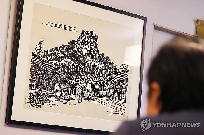 '내금강 장안사' 공개 (서울=연합뉴스) 진연수 기자 = 23일 오후 서울 종로구 선천에서 열린 명주사 고판화박물관 '동아시아 미공개 고판화 명품전' 기자간담회에 '내금강 장안사'가 전시되어 있다. 2025.4.23 jin90@yna.co.kr