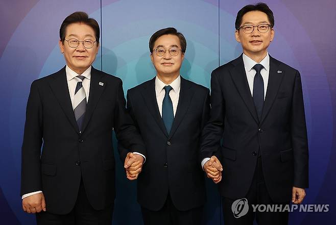 더불어민주당 대선 경선 후보 토론회 (서울=연합뉴스) 더불어민주당 이재명(왼쪽부터), 김동연, 김경수 대선 경선 후보가 23일 서울 여의도 오마이TV 스튜디오에서 열린 오마이TV 초청 토론회 시작에 앞서 기념 촬영하고 있다. 2025.4.23 [국회사진기자단] photo@yna.co.kr