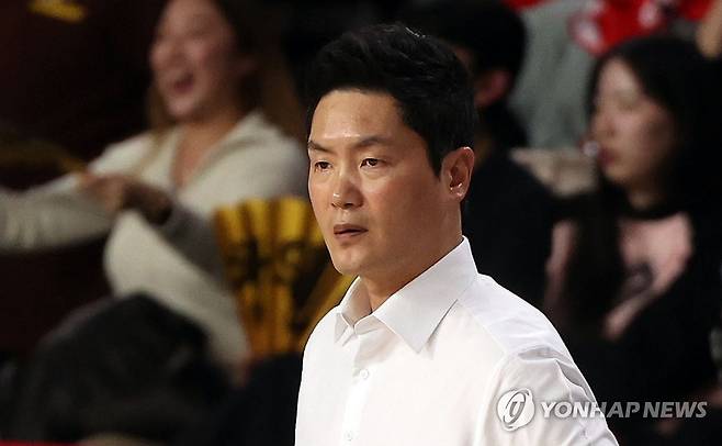 SK 전희철 감독 (창원=연합뉴스) 김동민 기자 = 27일 경남 창원체육관에서 열린 '2024-2025 KCC 프로농구' 창원 LG 세이커스와 서울 SK 나이츠 경기. SK 전희철 감독이 경기를 지켜보고 있다. 2024.11.27 image@yna.co.kr