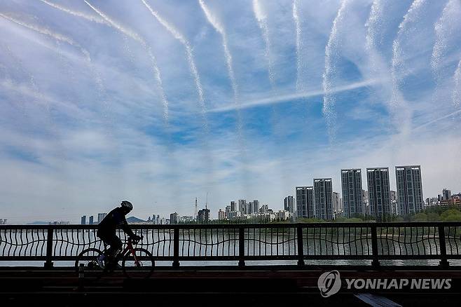 '분수 안 그늘에서 피하는 더위' (서울=연합뉴스) 김성민 기자 = 날이 개면서 기온이 다소 올라 초여름 날씨를 보인 23일 서울 서초구 잠수교에 설치된 달빛무지개분수가 가동되고 있다. 2025.4.23 ksm7976@yna.co.kr