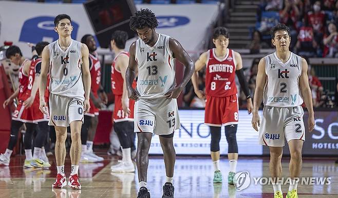 막판 뒷심 부족, kt 아쉬운 패배 (서울=연합뉴스) 황광모 기자 = 23일 서울 송파구 잠실학생체육관에서 열린 2024~2025시즌 프로농구 4강 플레이오프 서울 SK와 수원 kt의 경기.  kt의 허훈을 비롯한 선수들이 SK에 아쉽게 패배한 뒤 경기장을 떠나고 있다. 2025.4.23 hkmpooh@yna.co.kr