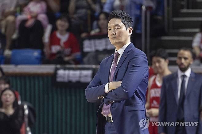 심각한 SK 전희철 감독 (서울=연합뉴스) 황광모 기자 = 23일 서울 송파구 잠실학생체육관에서 열린 2024~2025시즌 프로농구 4강 플레이오프 서울 SK와 수원 kt의 경기.  SK 전희철 감독이 경기 초반 큰 점수 차이로 고전하자 심각한 표정으로 선수들을 바라보고 있다. 2025.4.23 hkmpooh@yna.co.kr