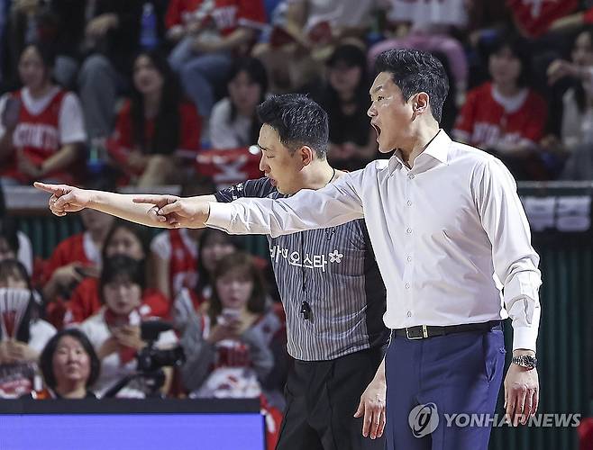 항의하는 전희철 감독 (서울=연합뉴스) 황광모 기자 = 23일 서울 송파구 잠실학생체육관에서 열린 2024~2025시즌 프로농구 4강 플레이오프 서울 SK와 수원 kt의 경기. SK의 전희철 감독이 3쿼터 심판 판정에 항의하고 있다. 2025.4.23 hkmpooh@yna.co.kr